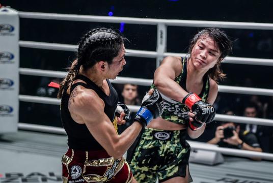 Janet Todd during a bout with Stamp Fairtex 