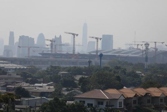 The skyline around Bang Sue Central Station wears a shroud of smog yesterday morning. Dust rising from construction sites is blamed as one of the major factors contributing to the city’s worsening air pollution./Nation / Tatchadon Panyaphanitkul