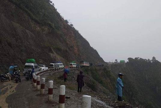 Landslide caused vehicle blockage on Phalan-Kalay road section on October 13th (Photo-Aung Thu Tun-Kalay)