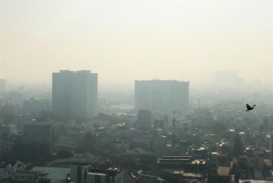 Thick haze shrouds downtown HCM City early Tuesday morning. VNS Photo Gia Lộc