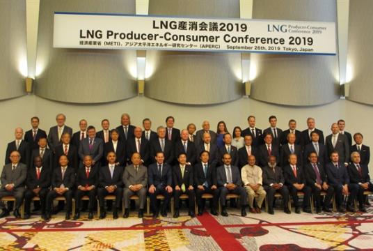 The LNG Producer-Consumers Conference 2019 attendants pose for a photo. —  VNA/VNS Photo Đào Tùng 