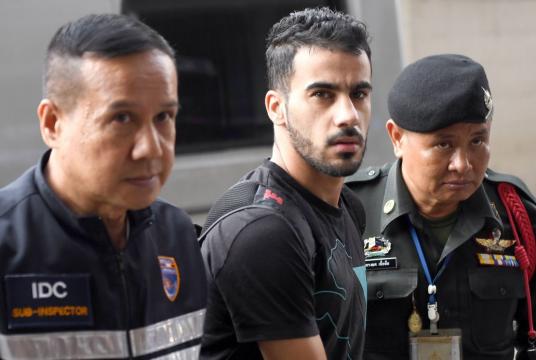 File photo: Hakeem Alaraibi (C), a former Bahrain national team footballer with refugee status in Australia, is escorted by immigration police to a court in Bangkok on December 11, 2018. // AFP PHOTO
