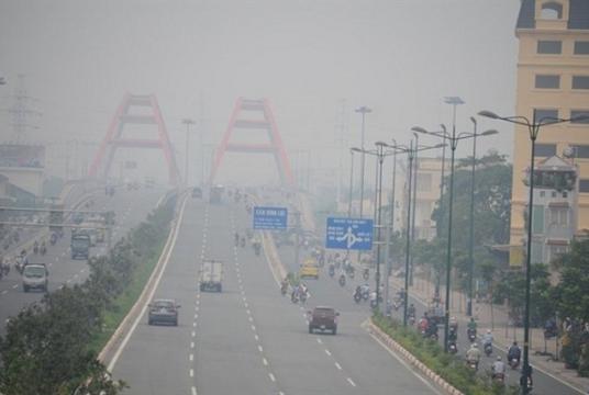 Photochemical smog, a common phenomenon near traffic hot spots in HCM City, occurs cyclically. — Photo baomoi.com