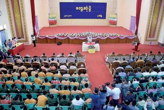 President Win Myint meets with officials of the legislative, executive and judicial branches from Ayeyawady Region at the City Hall in Pathein.