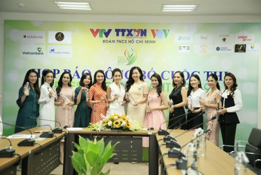 Some finalists of the contest send a message of using personal bottle to reduce plastic waste at the press conference on October 17. Photo courtesy of the organiser