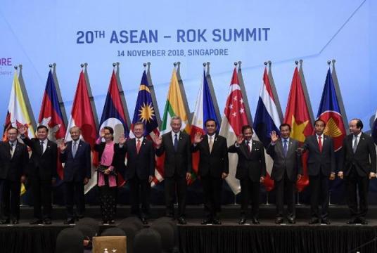 The Republic of Korea's President Moon Jae-in (5th from left) poses for a group photo with Association of Southeast Asian Nations (ASEAN) leaders and representatives before the ASEAN-ROK summit on the sidelines of the 33rd Association of Southeast Asian Nations (ASEAN) summit in Singapore on Nov 14, 2018. (ROSLAN RAHMAN / AFP)