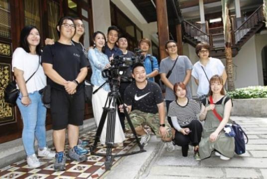 The Hong Kong crew posing for a photo with Wong (light blue kebaya) and Lai (on Wong’s left) after filming a scene at the Kebaya Dining Room of Seven Terraces in George Town. – Photos: LIM BENG TATT/The Star 