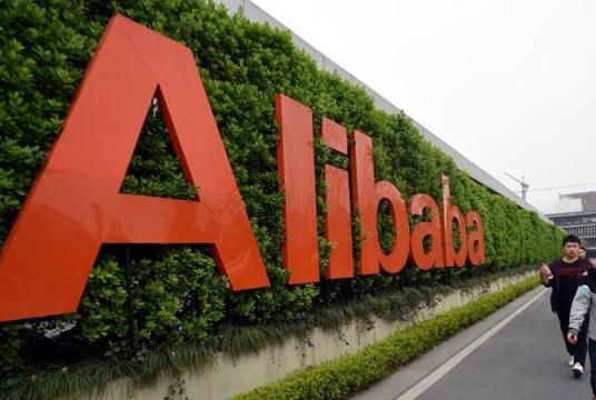 People walk past a logo of China's e-commerce giant Alibaba in Hangzhou, capital of east China's Zhejiang province, March 21, 2016. (WANG DINGCHANG / XINHUA)
