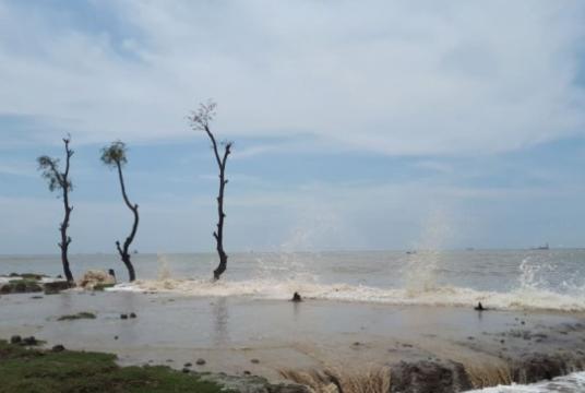Waves crashing into the Patenga Beach in Chattogram on Tuesday, May 19, 2020, as the country braces for cyclone Amphan. Photo: Rajib Raihan/ Star