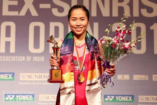 Ratchanok Intanon poses with her trophy. / Badminton Photo 