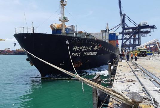 Contaminated chemicals float on the sea’s surface after a chemical fire aboard South Korean ship KMTC Hongkong was brought under control at Chon Buri’s Laem Chabang Seaport./The Nation