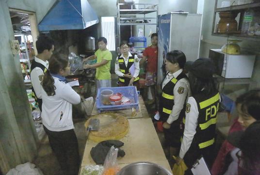 Food and Drug Administration Department conducts a surprise check on a restaurant. (Photo-Kyi Naing).  