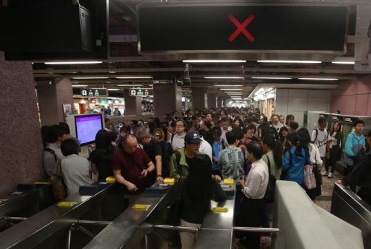 Commuters pack Prince Edward Station during the morning rush hour, Hong Kong, Nov 13, 2019. (PHOTO / CHINA DAILY)