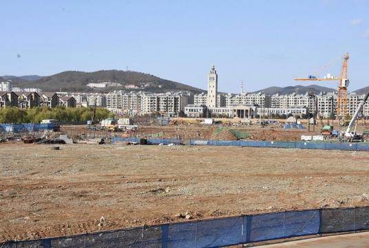 Construction work for the “Kyoto-Style Street” project is under way in a suburb of Dalian, China, Nov 11, 2019. (PHOTO / THE JAPAN NEWS)