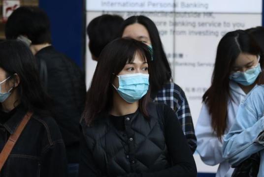 Pedestrians don surgical masks to guard themselves against the Wuhan pneumonia in Hong Kong, Jan 8, 2020. (CALVIN NG / CHINA DAILY)