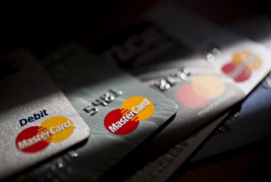 Mastercard credit and debit cards are arranged for a photograph in Arlington, Virginia, US on April 29, 2019. (ANDREW HARRER / BLOOMBERG)