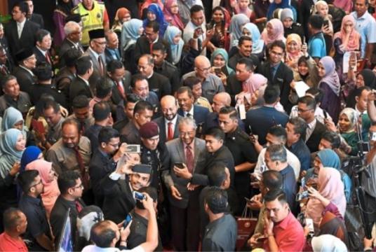 Civil servants crowding Dr Mahathir for wefies after the Prime Minister spoke to them at Wisma Darul Aman in Alor Setar. Mukhriz was also present at the event. — Bernama