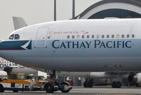 A jet plane of Cathay Pacific Airways is being towed at the Hong Kong International Airport. (PHOTO / IC)