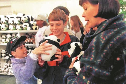  Visitors check out dolls after a pair of giant pandas settled at an Atlanta zoo in 1999 in a sign of Sino-US friendship. [Photo/Xinhua]