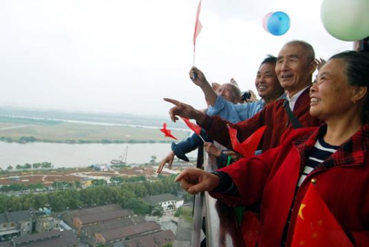Senior citizens in China go on a trip with companions. [Photo provided to China Daily]