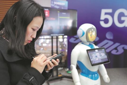 A visitor uses Huawei’s 5G Wi-Fi service as the company unveiled its first 5G digital indoor system at Shanghai Hongqiao Railway Station on Monday. [Photo/China News Service]