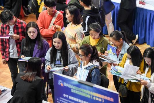 Job seekers speak with recruiters at Hefei University in Hefei, Anhui province, at a job fair for college graduates. [Photo/Xinhua]