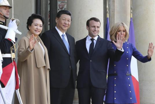 President Xi Jinping and his wife Peng Liyuan pose for a group photo with French President Emmanuel Macron and his wife Brigitte Macron at a see-off ceremony in Paris on March 26, 2019. Xi Jinping ended his state visit to France on March 26. [Photo/Xinhua]
