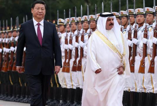 Chinese President Xi Jinping (L) holds a welcoming ceremony for King of Bahrain Sheikh Hamad bin Isa Al Khalifa before their talks at the Great Hall of the People in Beijing, capital of China, Sept 16, 2013. [Photo/Xinhua]