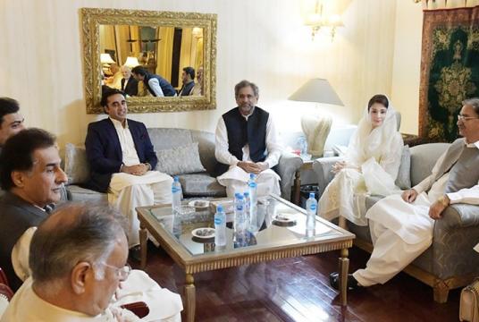 Opposition parties' leaders engage with each other after the iftar-dinner at Zardari House. — Photo courtesy: PPP media cell