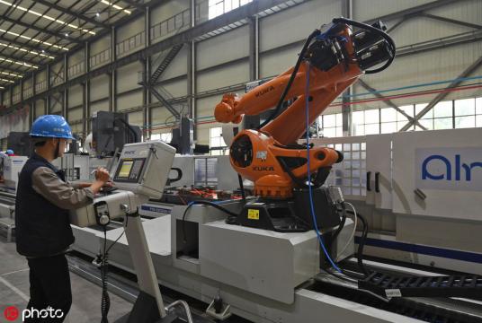 A worker operates a robot at a factory where aluminium alloy products are made in Nanning, South China's Guangxi Zhuang autonomous region, March 23, 2019. [Photo/IC]