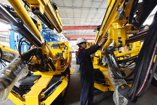 A worker is seen on an assembly line at a drilling rig workshop in Zhangjiakou city, North China’s Hebei province on Nov 14, 2018. [Photo/IC]