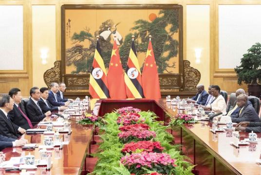 President Xi Jinping holds talks with Ugandan President Yoweri Museveni at the Great Hall of the People in Beijing on Tuesday. The two leaders witnessed the signing of a series of cooperative documents after their talks. [Photo/Xinhua]