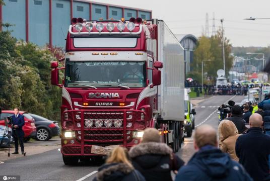Police drive the lorry container along the road from the scene in Waterglade Industrial Park in Grays, Essex, Britain on Oct 23. A total of 39 bodies were discovered inside a lorry container in the early hours of this morning, and pronounced dead at the scene. [Photo/IC]