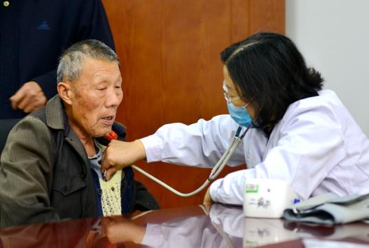 A doctor offers a free medical check to a senior resident in Hefei, Anhui province, as part of the city's social relief efforts to help elderly people who live alone. [Photo/DONG SHENG/CHINA NEWS SERVICE]