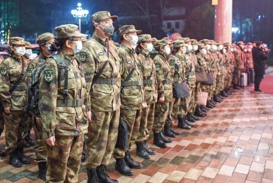 Military medical personnel arrive in Wuhan, Central China's Hubei province, to fight the novel coronavirus pneumonia, Jan 24, 2020. [Photo by Huang Shifeng/chinadaily.com.cn]
