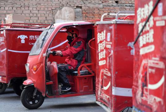 A courier prepares for a delivery in Xi'an, Northwest China's Shaanxi province, Feb 3, 2020. [Photo/Xinhua] 