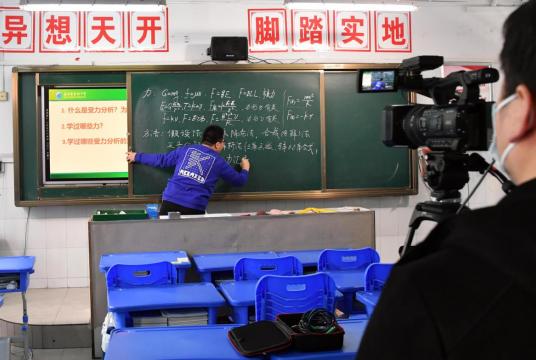 A high school teacher offers online classes on Feb 2, 2020, in Zhengzhou, Henan province. Schools in China have postponed the start of the new semester due to the novel coronavirus epidemic. [Photo/Xinhua] 