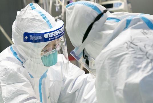  Medical workers in Zhongnan Hospital of Wuhan University in Wuhan, central China's Hubei Province, January 24, 2020. /Xinhua Photo