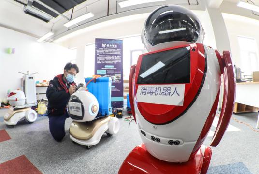 A technician adjusts a disinfection robot at a robot manufacturer in Qingdao, Shandong province. XIE HAO/FOR CHINA DAILY
