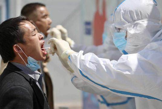 Medical staff collects swab samples for workers from China Railway Engineering Group for novel coronavirus nucleic acid tests on the reconstruction project site of Beijing Fengtai Railway Station, on April 24, 2020. [Photo by Zou Hong/chinadaily.com.cn]