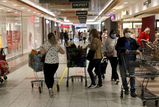 People are seen at the Rhein Center shopping mall after the re-opening of the borders, amid the coronavirus disease (COVID-19) outbreak, in Weil am Rhein, Germany on June 15, 2020. [Photo/Agencies]