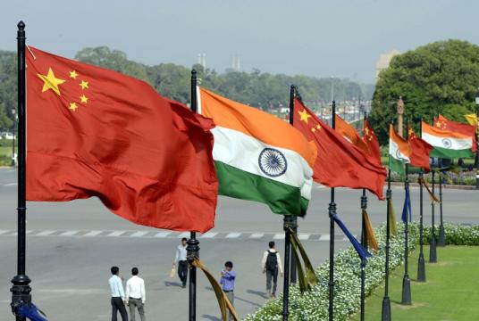Indian and Chinese national flags flutter side by side at the Raisina hills in New Delhi, India, in this file photo. [Photo/Xinhua]