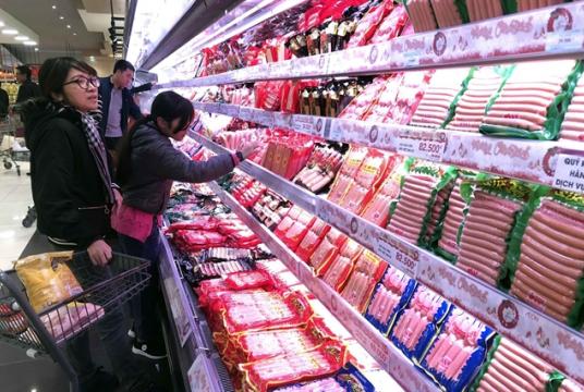 People shop at Aeon Mall Long Biên, Hà Nội. Pork prices were putting pressure on inflation in 2020. - VNA/VNS Photo Trần Việt