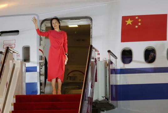 Meng Wanzhou waves at a cheering crowd as she steps out of a charter plane at Shenzhen Bao'an International Airport in Shenzhen, South China's Guangdong province, Sept 25, 2021. [Photo/Xinhua]