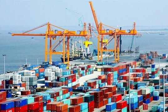 Goods loaded at a seaport in Đà Nẵng. Efforts to keep inflation down and the forex rate in check will play a key role in boosting GDP growth in 2020, experts say. — VNA Photo