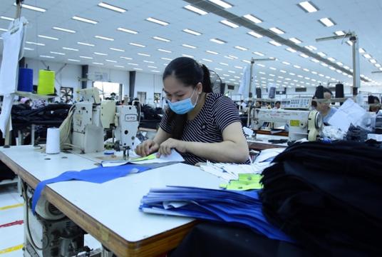 A worker on a production line of Kydo Vietnam Garment Ltd.Co in northern Hưng Yên Province. VNA/VNS Photo