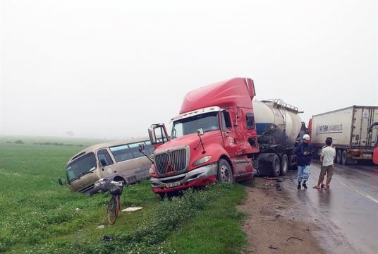 A tanker crashed into a field in northern Nam Định Province last Thursday after swerving to avoid a container truck moving in the opposite direction. A 30-seat coach behind the tanker failed to brake in time and also careened into the field. There were 10 passengers on the coach but none were injured. — VNA/VNS Photo