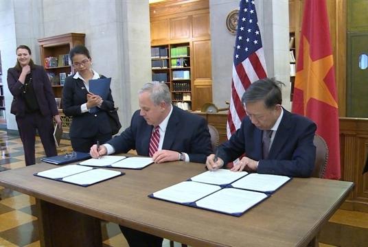 Minister of Public Security, General Tô Lâm and Secretary of the US Department of the Interior David Bernhardt sign an agreement on the prevention of wildlife smuggling.  — VNA/VNS Photo