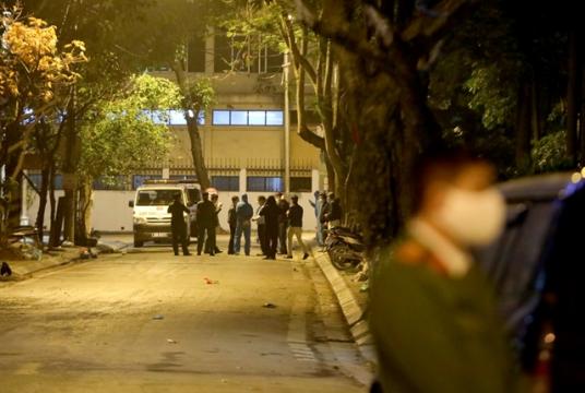 A section of Trúc Bạch Street, Ba Đình District in Hà Nội was locked down last night after the 17th SARS-CoV-2 case was confirmed. The new patient was reported to have stayed at home on the street after returning from Europe. VNA/VNS Photo Thành Đạt