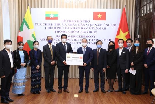 Deputy Foreign Minister Nguyễn Quốc Dũng presents the Vietnamese Government's gift to Myanmar Ambassador Kyaw Soe Win in Vietnam at a ceremony held on Friday in Hanoi. — VNA/VNS Photo 